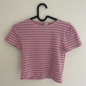 Tight rosa randig t-shirt - Perfekt skick, bra i storlek och lite croppad.