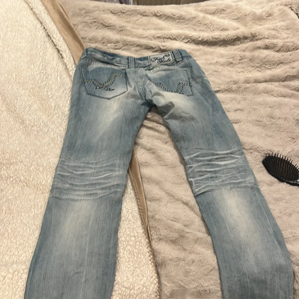 Säljer mina superfina ljusa jeans då de har blivit för små💕. Jeans & Byxor.