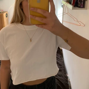 Vit bikbok tshirt - Vit croppad tshirt med avklippt look från bikbok🤍 storlek S men passar både större och mindre! Använd fåtal gånger och mycket fint skick 