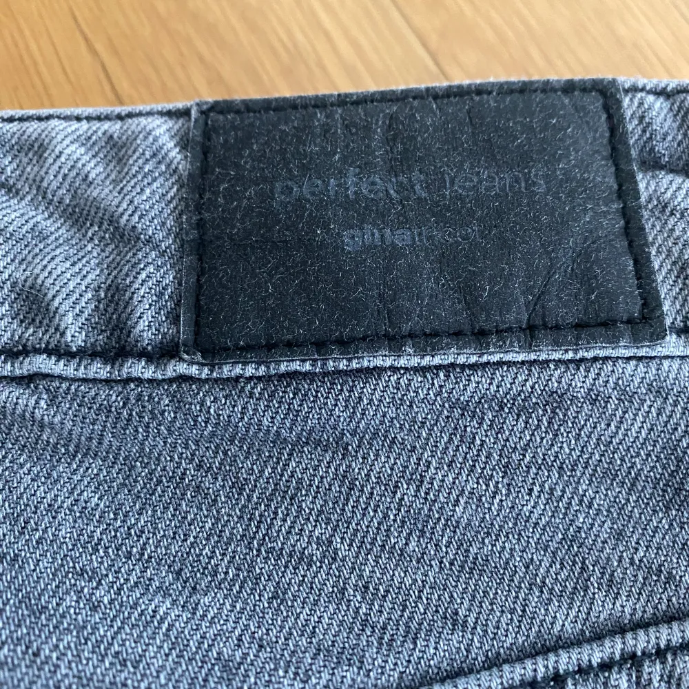Säljer dessa jeansen från Gina då de inte kommer till användning dom är i fint skick och andvända fåtal gånger 🩶. Jeans & Byxor.