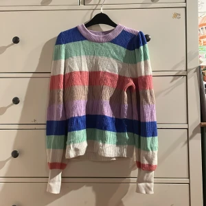 Regnbågig stickad tröja - Bra skick 50% viskos, 30% polyester, 20% polyamid