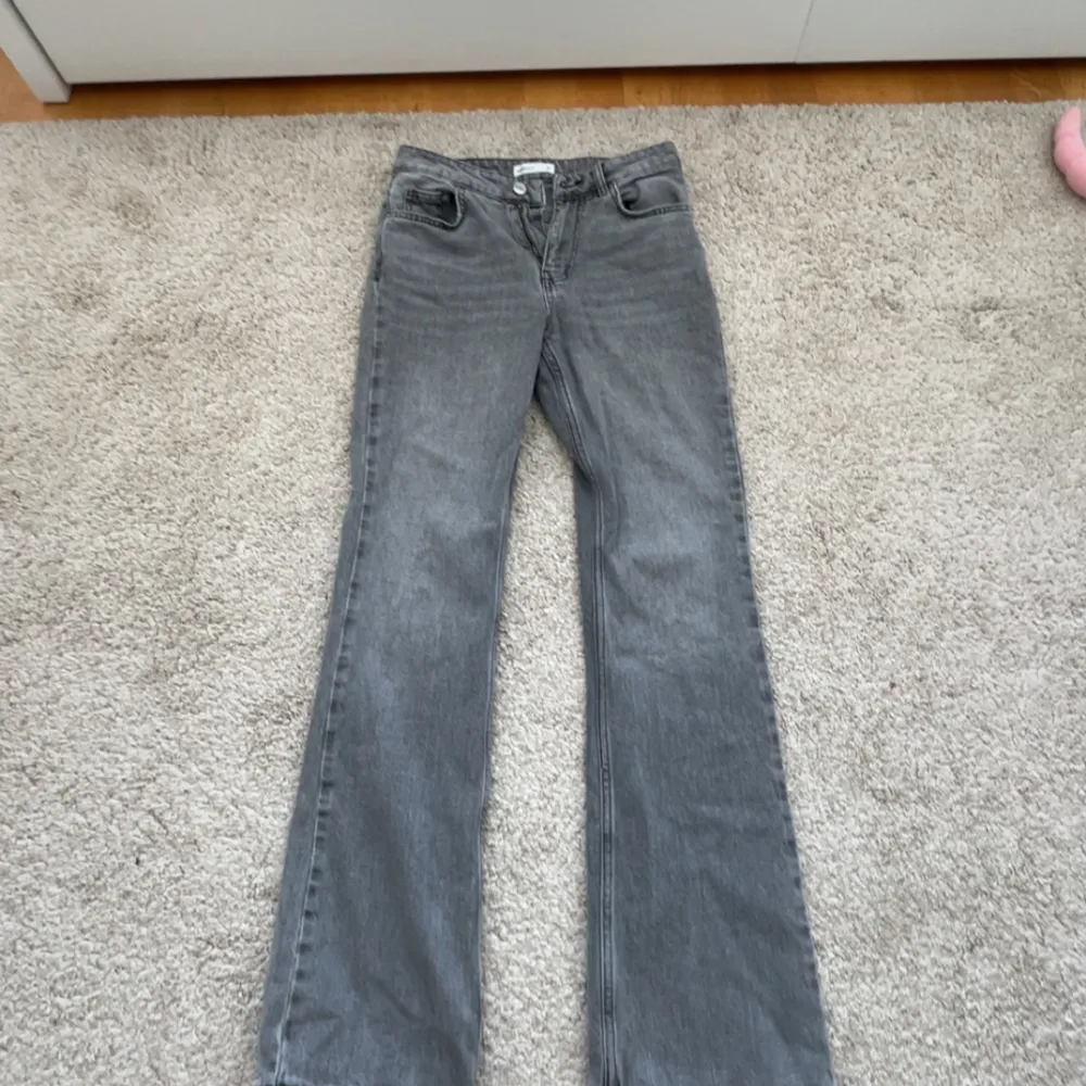 Gråa super fina jeans från Gina tricot, de är i storlek 34 och säljer de pga lite för små på mig. Jag e 169 och längden på jeansen funkar super bra 💕🎀 pris kan diskuteras.. Jeans & Byxor.