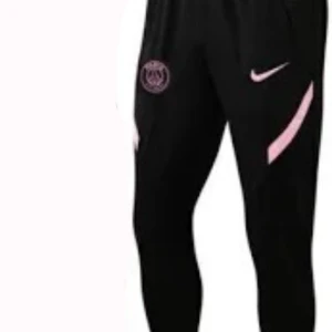 Psg tracksuit byxor  - Säljer denna psg tracksuiten (underdel). Om du oxå vill ha överdelen så säljs den oxå, gå bara in på min profil. Den är använd 1-2 gånger och är i storlek S men den passar ändå M väldigt bra. Om du har frågor kan du kontakta mig🙌🤩