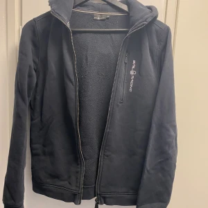 Sail Racing hoodie - Säljer en fin Sail Racing Hoodie, färgen är svart. Stl 170