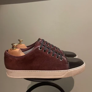 Lanvin skor  - Hej! Säljer nu dessa super snygga Lanvin skor. Skorna är i superfint skick 9/10(super liten defekt) Med skorna medföljer dustbag, box och vinröda skosnören 