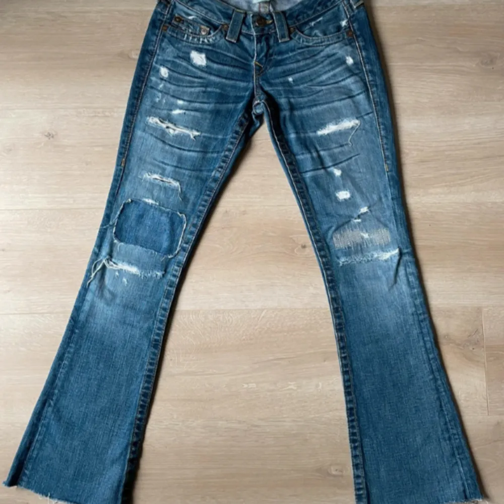 Jättecoola och unika trueys i storlek 25, väldigt lågmidjade och bootcut 💘. Jeans & Byxor.