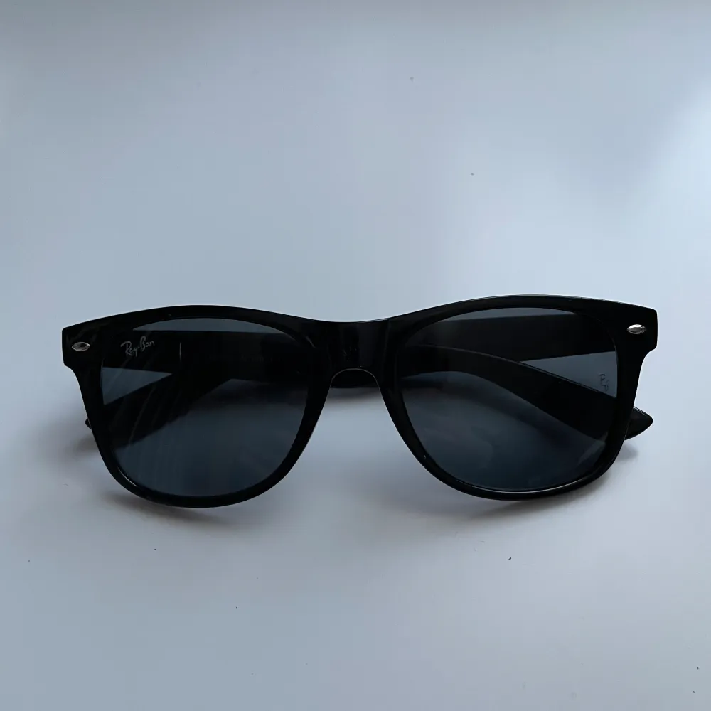 Säljer dessa ”fake” Rayban solglasögon. Dom saknar ena Rayban märket på sidan (se sista bilden) men annars i ett väldigt bra skick. . Övrigt.