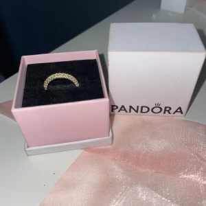 pandora timeless paveprydd ring - har haft den i ett år, väldigt bra skick knappast använd eftersom att den är för liten. Originalpris 1399kr. 14k guld.
