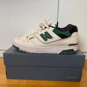 New Balance 550 ”Sea Salt Pine Green” - Nästan ny skick, använts ungefär 8 gånger. Perfekta sommar skorna för dig som vill ha något sommrigt!