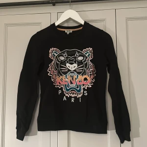 Kenzo tröja - Sweatshirt från Kenzo, använt mycket men den är fortfarande i bra skick! Hör gärna av er för fler frågor :)