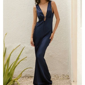 Balklänning - Säljer denna marinblåa balklänning då dne inte satt som jag ville. Helt oanvänd endast testad. Storlek s och skulle säga att den passar någon med lite mindre byst. Nypris 2300kr 💗