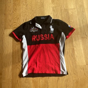 Fet russia ralph lauren polo - Snygg chief keef type polo. By rarlph lauren. Storlek L har aldrig använt den.