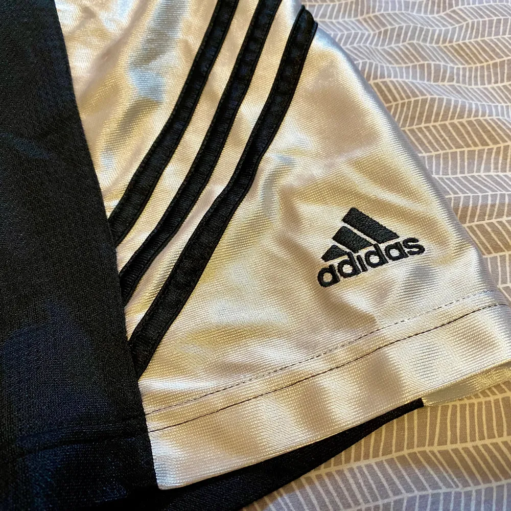 Coola vintage Adidas bb shorts, storlek M, i mycket bra skick! Se bilder . Shorts.