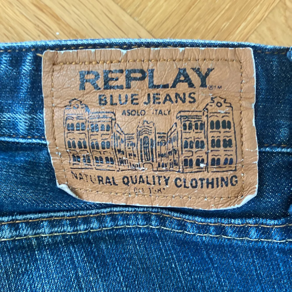 Säljer nu denna sjukt snygga jeansen från Replay i bra skick! Storleken är W31 och L 32 och sitter true to size. Vid frågor eller funderingar är det bara att höra av sig!. Jeans & Byxor.