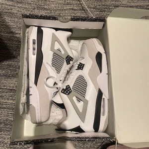 Air Jordan 4 retro military black - Säljer dessa tvärfeta skorna eftersom ja beställde fel storlek. Skick: 10:10. Box och kvitto ingår. Nypris 5000kr Storlek 44. Självklart är de även äkta 