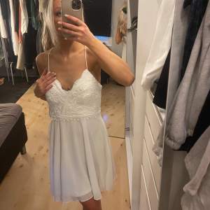 Supersöt vit klänning som tyvärr aldrig kommit till användning❤️ny med prislappen kvar