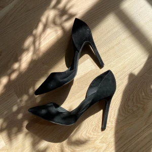 Svarta Klackar - Svarta skit snygga klackar med medelhög klack. Säljer pga är försmå