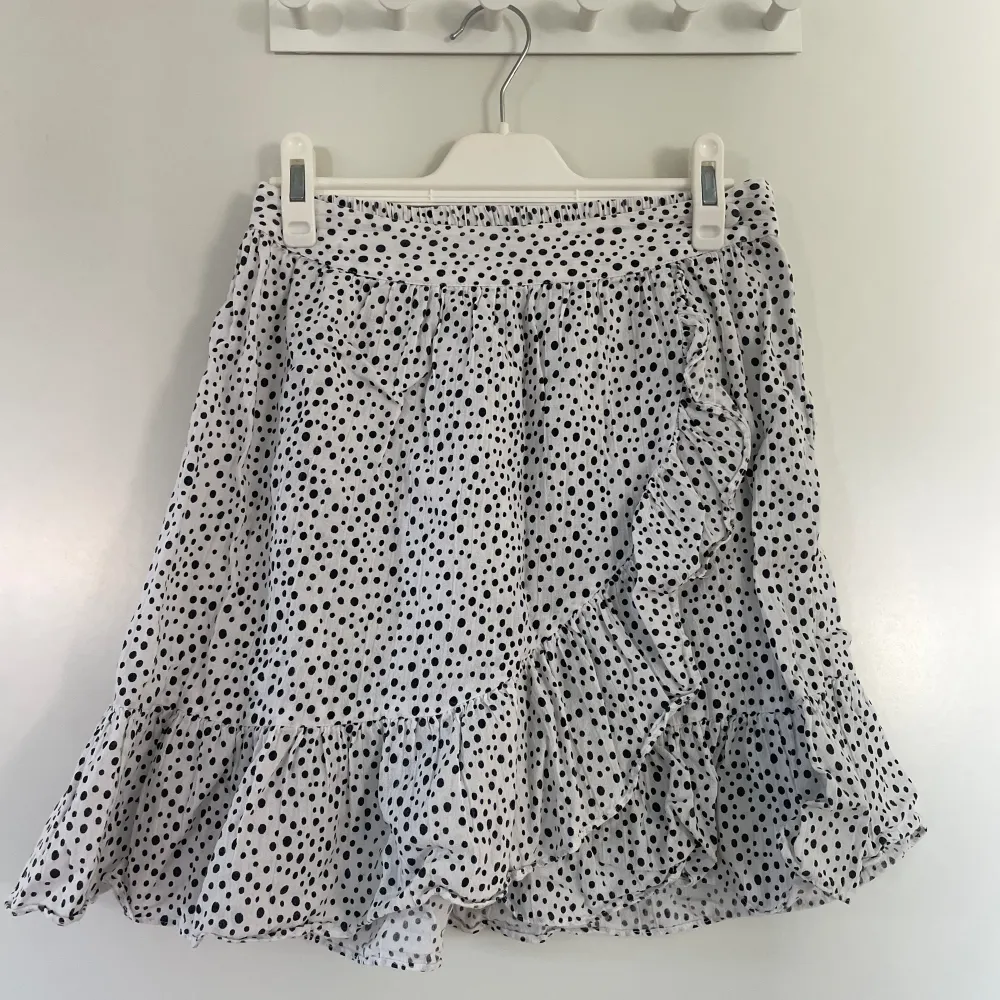 Säljer denna söta prickiga kjol från Vero Moda i storlek xs 🤍🤍 jättefint skick. Kjolar.