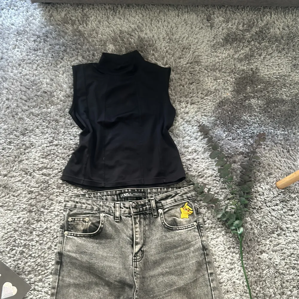 2 crop tops together, very good condition,M size . Toppar.