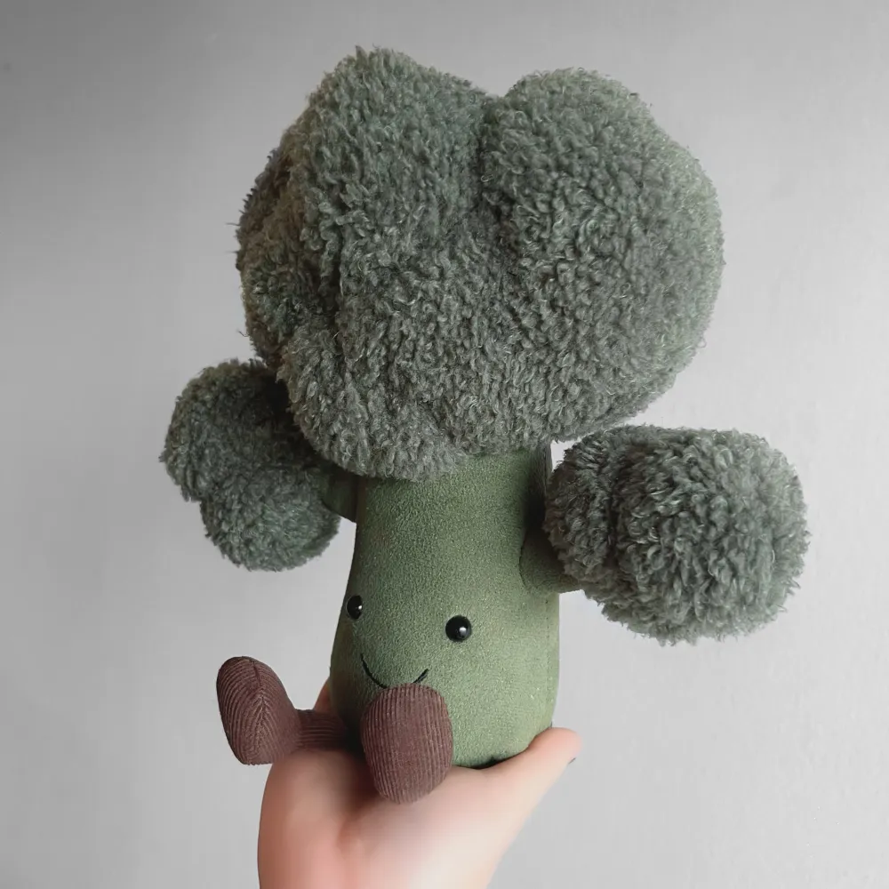 Så himla gullig broccoli-plush med sött leende och små ben från Jellycat! 🥦🥰23x18x15CM 📏Bara suttit på soffan sedan inköp (för 500kr) så som ny! ✨⚠️ OBS färgen visas bäst på första bilden ⚠️ Köp nu 💌. Övrigt.
