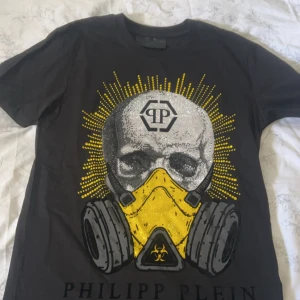 Philip Plein T-shirt - Säljer min Philip plein T-shirt för detta inte min stil Obs (Aldrig använd) 