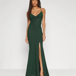 UTHYRES/SÄLJES - balklänning  - Tycker du det är onödigt att köpa en balklänning för att använda 1 gång?💸💘Hyr ny och fin klänning!  1. Hyr klänningen, jag skickar klänningen till dig! 2. Använd den  3. Skicka tillbaka den till mig  Se priser på sista bilden 💓