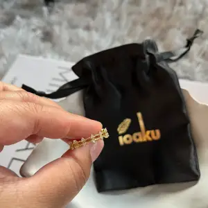 IOAKU - Double Crystal Row Ring💛Säljer nu denna jättefina ringen som inte kommer till användning. Endast testad så skicket är som ny!🫶🏼