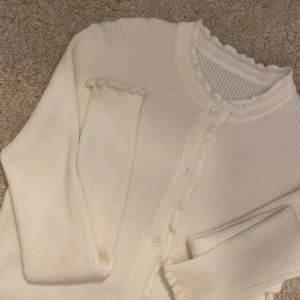 Kofta  - (Dåliga bilder) Jag säljer denna kofta då den ej kommer till användning. Nästan oanvänd så väldigt bra skick! Pris kan diskuteras och för fler bilder skriv privat!🤍