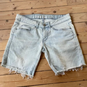 Jeansshorts  - Från BikBok. Storlek 28. Vintage skick! 