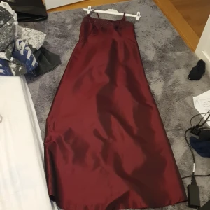 Vinröd festklänning - Festklänning i riktigt bra skick.