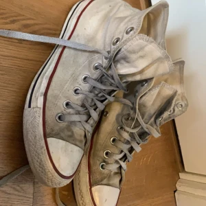 Vita converse - Säljer dessa converse som jag köpte för jätte länge sedan, går säkert att fräscha upp om man har rätt verktyg! Priset kan diskuteras