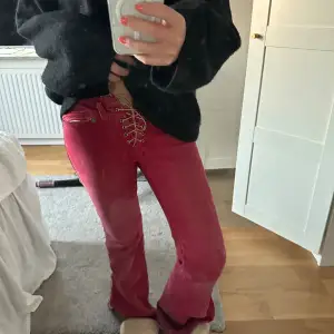 Såå snygga röda jeans!!💕💕