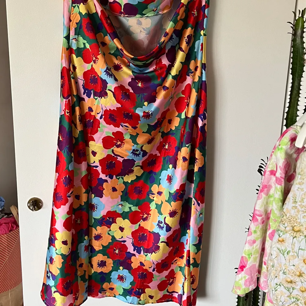 Supersöt kort klänning i satinmaterial med blommor 🩷 storlek L. Klänningar.