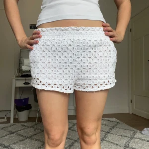 Vita shorts  - Söta vita shorts från bershka 🩷