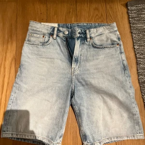 Ljusblåa Jeans Shorts  - Ljusblåa jeans shorts  Storlek 28