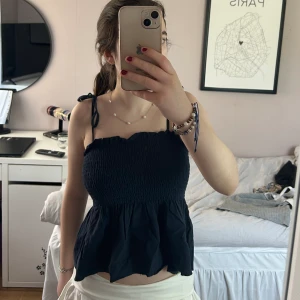 Volangtopp - Volangtopp men tyvärr utan någon storlek eller lapp! Passar mig som har XXS/XS/S . Den är mörkblå 💙