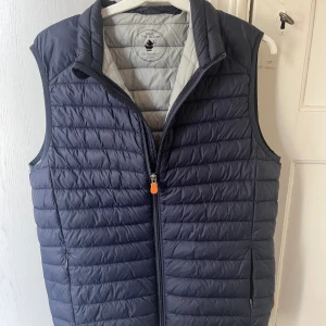 Save the duck väst  - Snygg väst från save the duck i storlek m. Väldigt bra skick 8/10. Tveka inte på att höra av dig vid minsta fundering😃