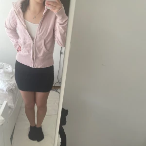 Tajt zip up hoodie - Säljer pga att den inte kommer till andvändning