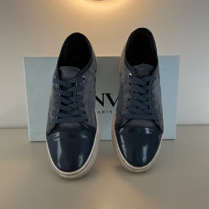 Lanvin Skor - Säljer dessa tvärfeta lanvinskor i storlek 39/40 och passar även 41-41,5 för lanvins är stora i storleken. De är inte jätte använda och väl omhändertagna! Kan gå ner i pris vi snabb affär. Box medföljer!!