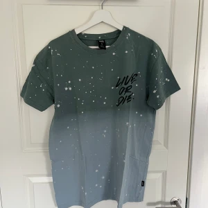 Live or Die T-shirt - T-Shirt som är använd några gånger. Skavankerna som syns i sista bilden finns i baksidan av tshirten, det är flera. Passar till M storlek med. Pris kan diskuteras! För fler frågor kontakta mig :)