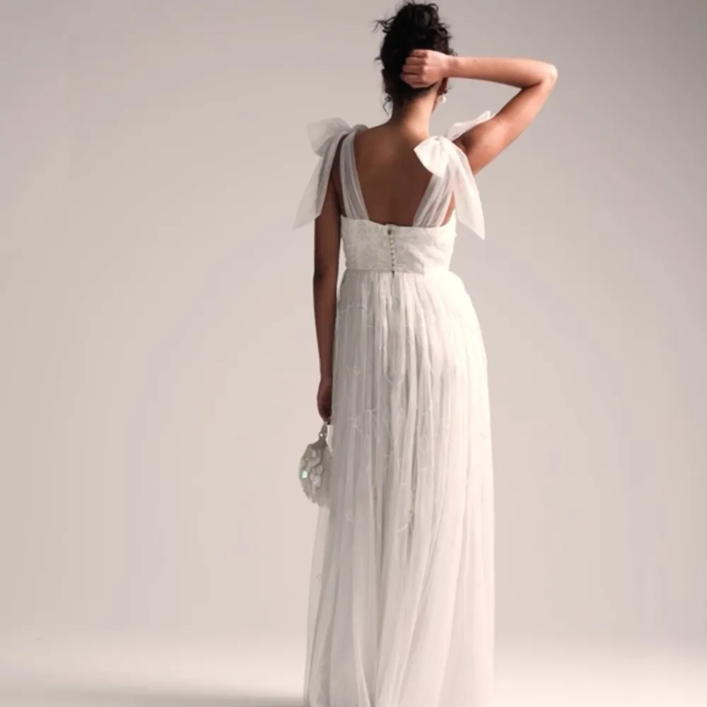 Så sjukt fina delatjer på denna klänning!!😍 Passar perfekt som balklänning eller bröllopsklänning! 💃 Slutsåld i mindre storlekar på ASOS, aldrig använd. . Klänningar.