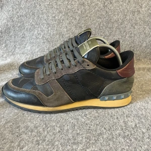 Valentino rockrunner - TRENDIGA rockrunners! Otroligt fint skick🙌🏻 storlek 41 men passar 42. Endast skorna ingår. Nypris 6500+ Skriv vid frågor ☺️SJÄLVKLART ÄKTA✅
