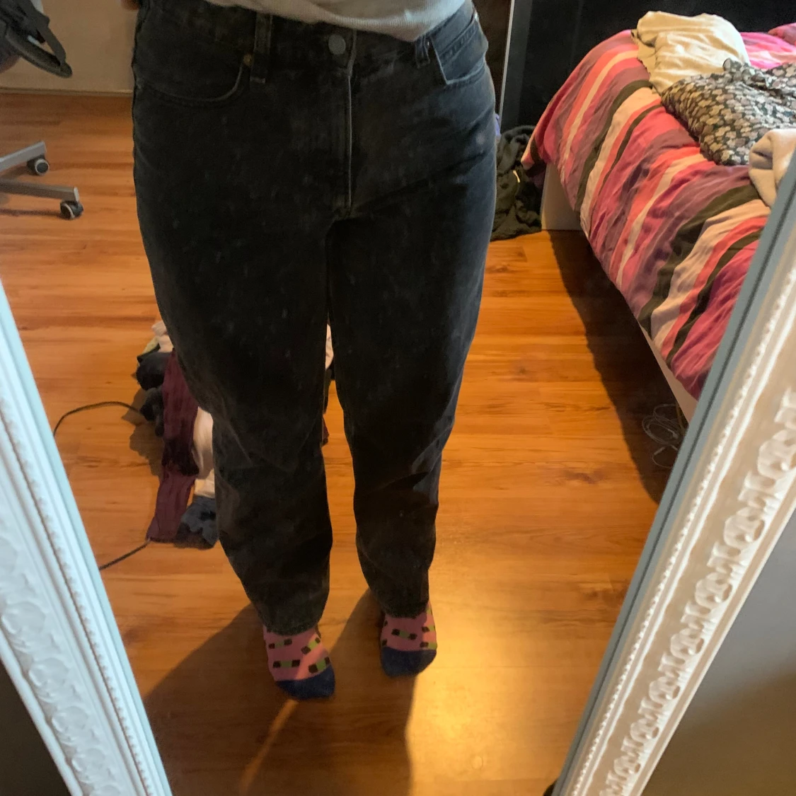 Högmidjade mörkgråa jeans  - 90