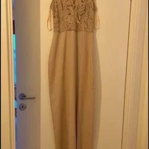 Balklänning beige  - Storlek 38  Åtdragen Beige klänning med snitt  