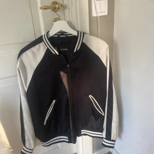 Häftig jacka  - Rätt tunn jacka, perfekt vårjacka . Säljer då jag inte använder den❤️ Den är i  bra skick ifrån Monki strl S. 