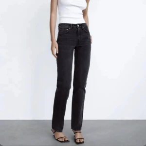 Zara jeans - Säljer dessa populära jeans från zara, midjemått rakt över 37cm. Lågmidjade, nypris 360-400