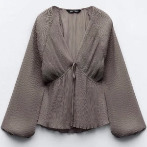 Blus  - köpt från Plick, men originell från zara, nypris 429kr 