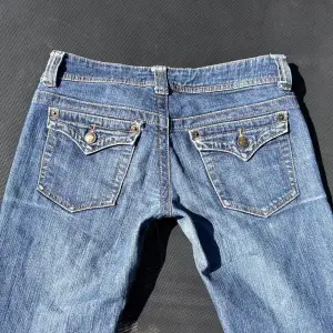 Säljer dessa jätte snygga jeans då dom inte kommer till användning! priset kan diskuteras❤️ jag är 170cm lång!