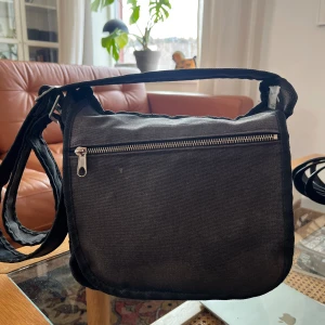 Väska marimekko - Marimekko axelremsväska 90-tal, något solblekt men annars hel och fin. Mått 26x24 cm