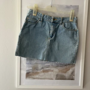 Vintage jeanskjol💗 - Säljer en ascool kort vintage jeanskjol. As nice i sommar.